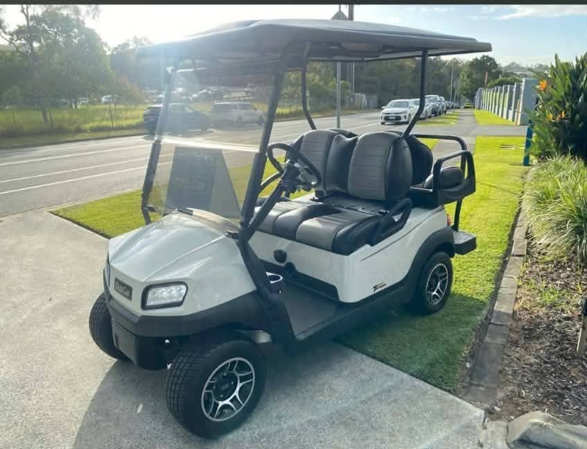 CLUB CAR TEMPO ELECTRIC 4 SEATER